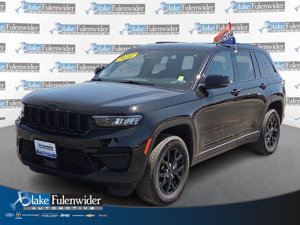 2025 Jeep Grand Cherokee Altitude in Diamond Black Crystal Pearlcoat — front three-quarter view