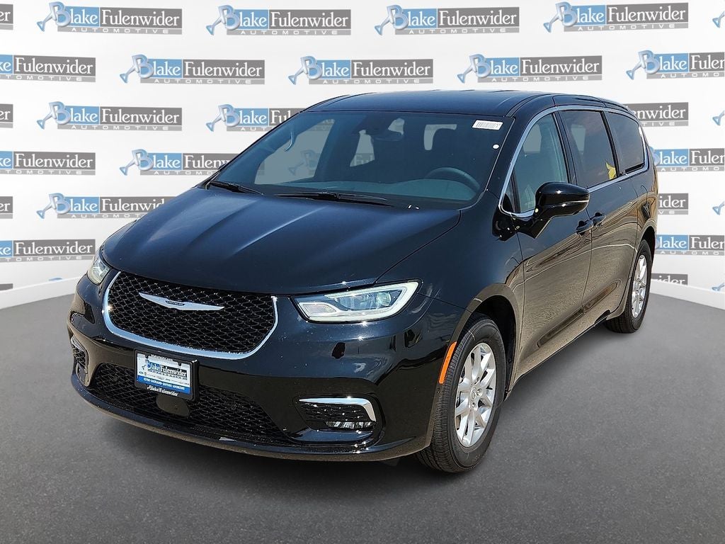 2026 Chrysler Pacifica Select in Diamond Black Crystal Pearlcoat — front three-quarter view